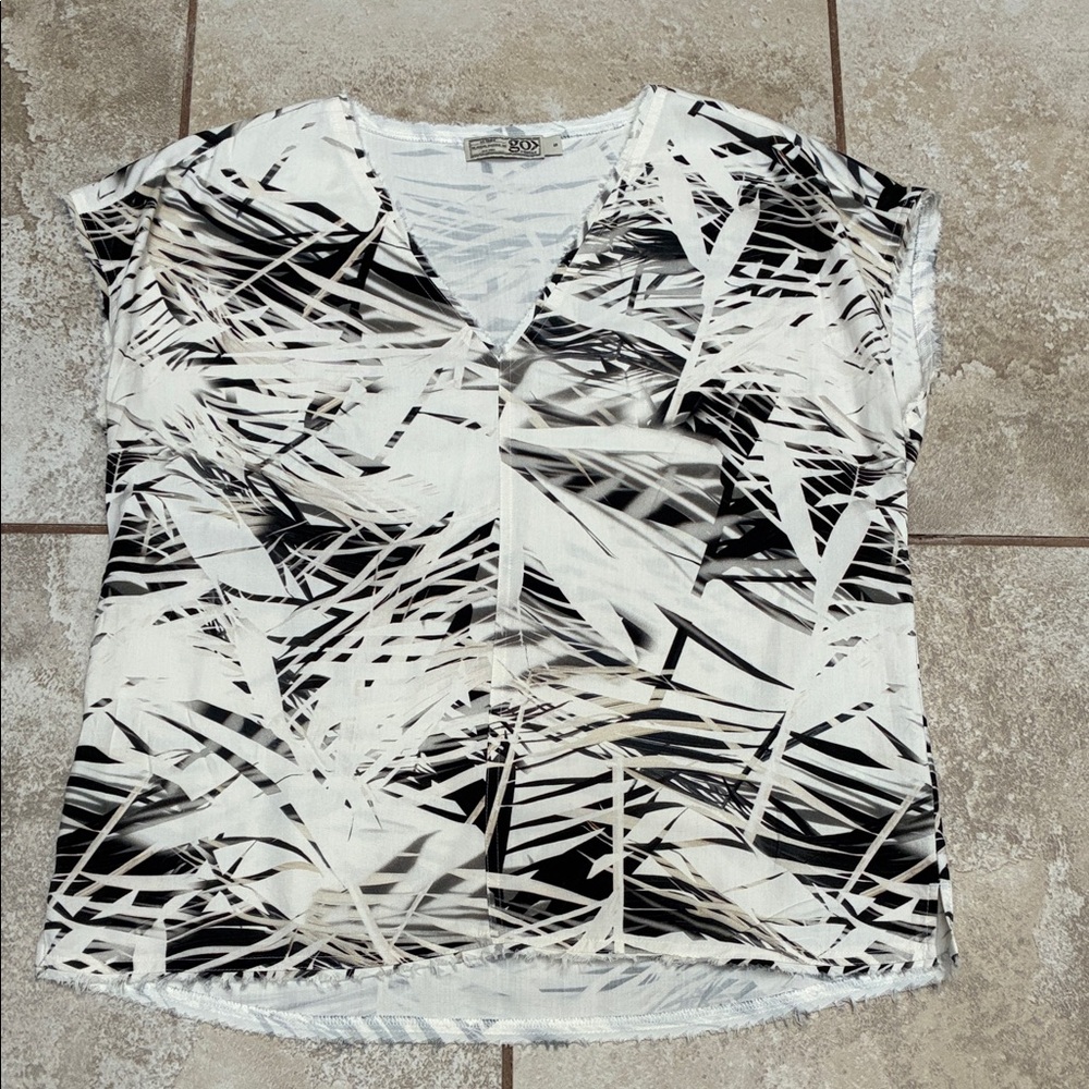 GO BY GO SILK Black & White Abstract V-Neck Short Sleeve Top
